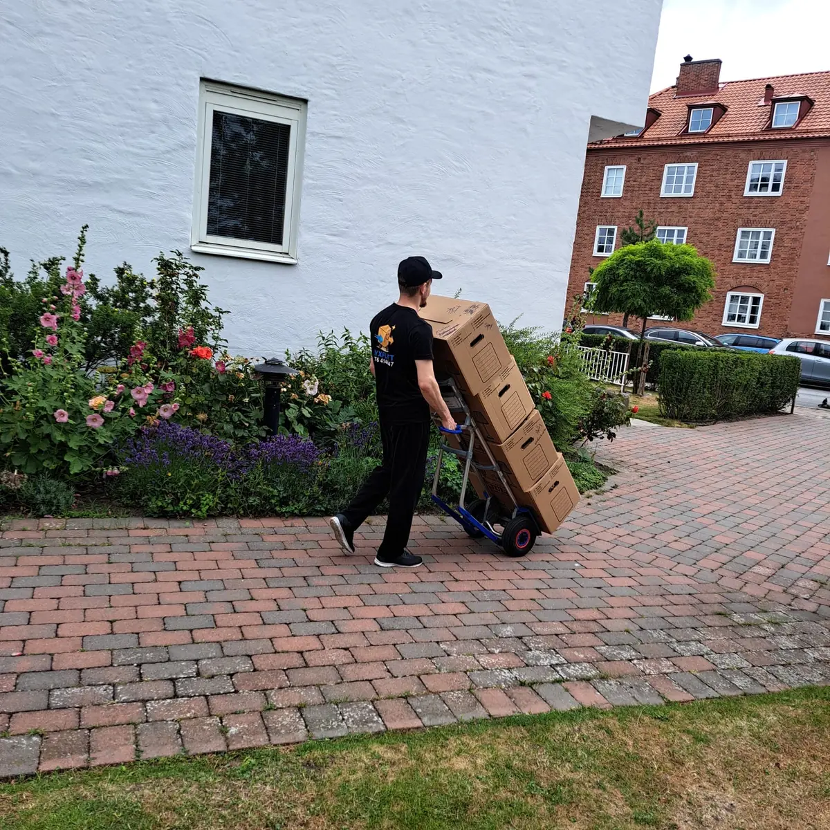 Lyx Flytt medarbetare transporterar kartonger vid en företagsflytt i Skåne