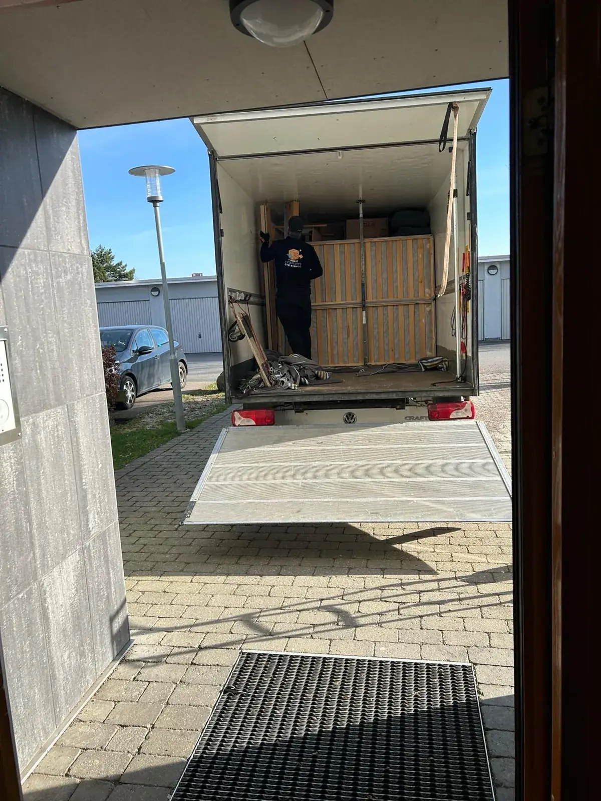 Lyx Flytt lastar bohag i flyttbil i Helsingborg